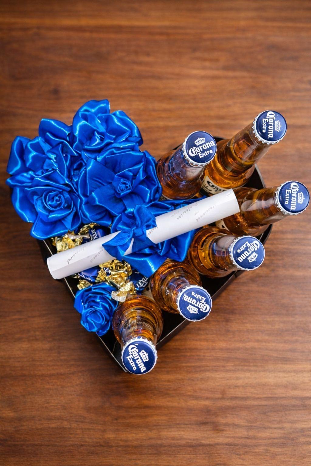 Corazón flores y coronitas